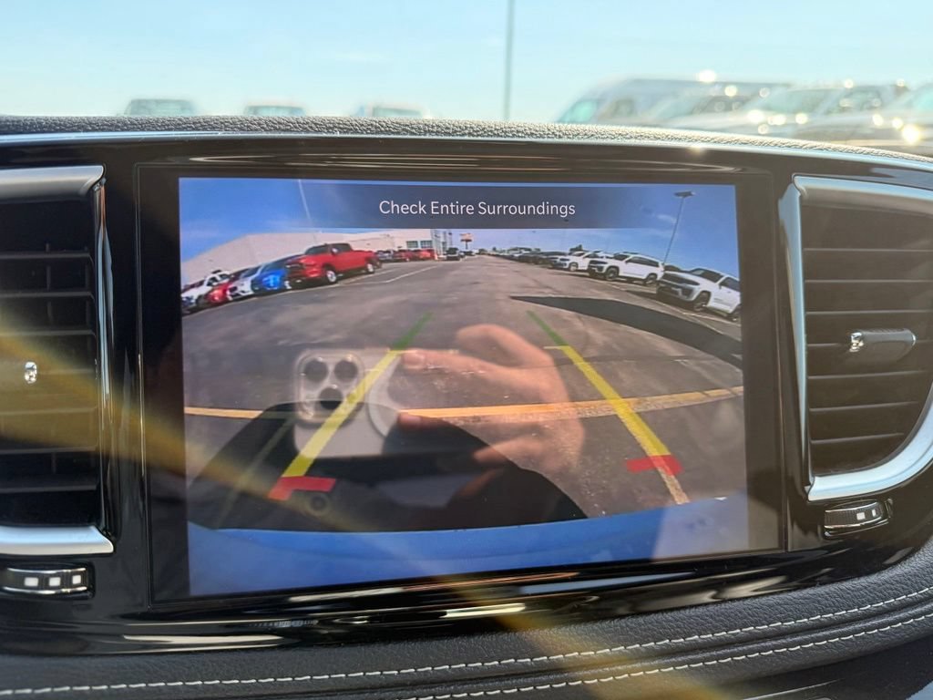 Used 2025 Chrysler Pacifica Limited FWD image 16