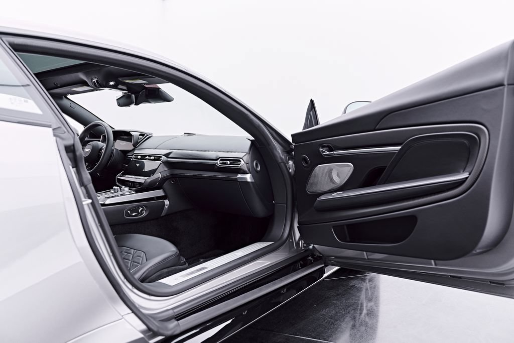 Used 2025 Aston Martin Vanquish RWD image 36
