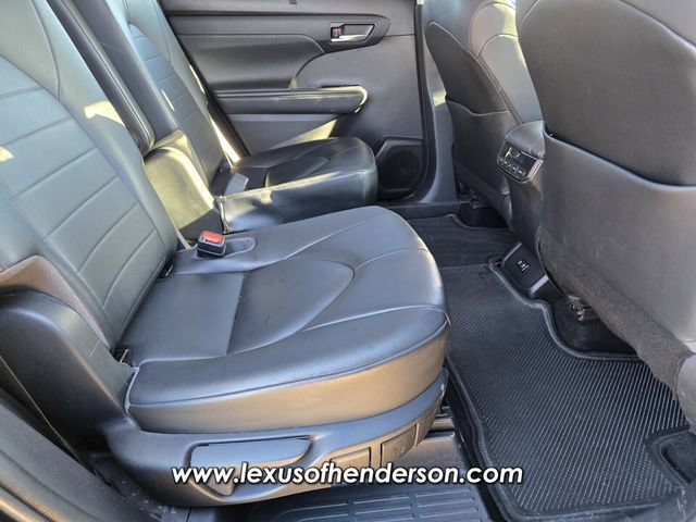 Used 2020 Toyota Highlander XLE FWD image 17