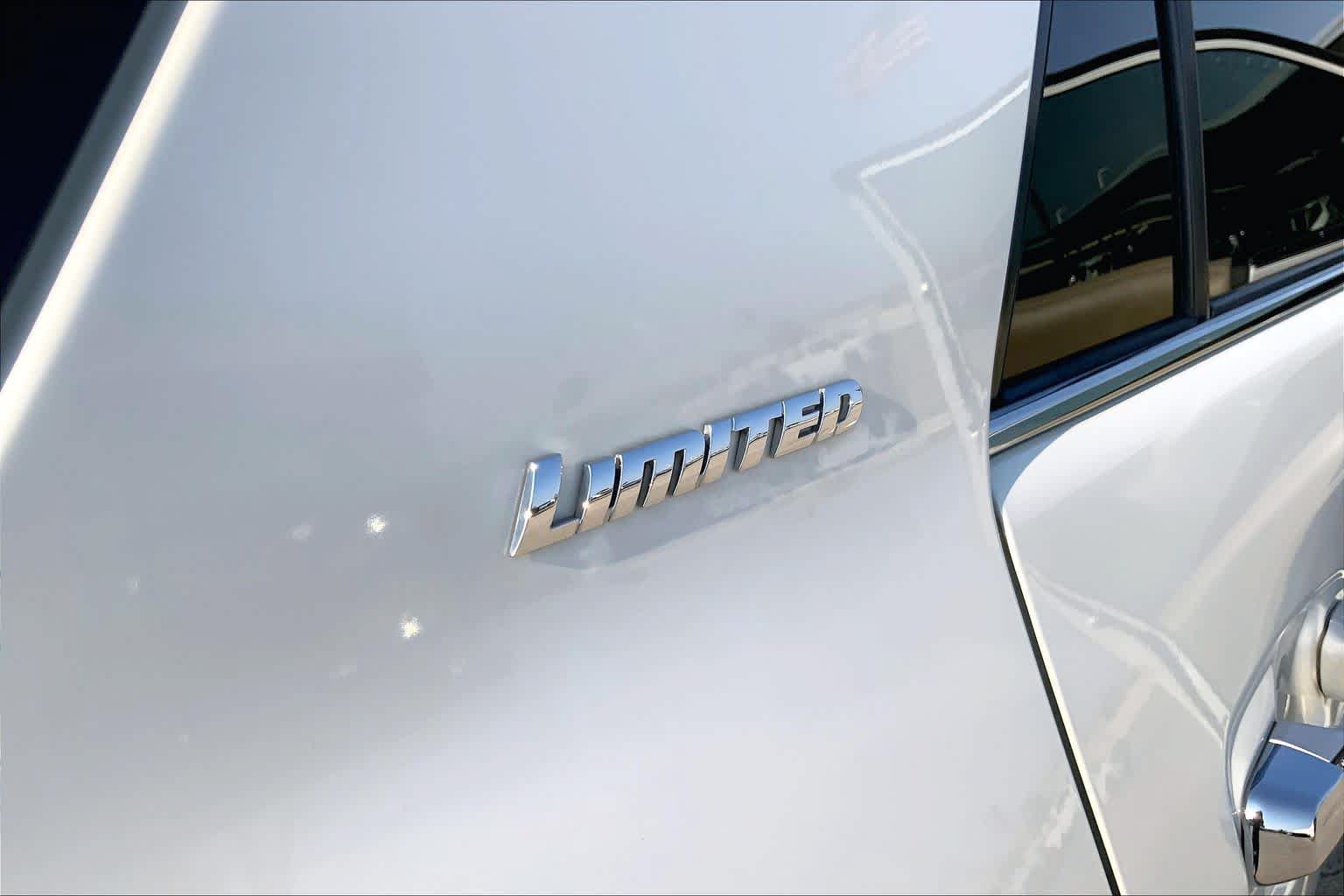 Used 2015 Toyota 4Runner Limited AWD/4WD image 10