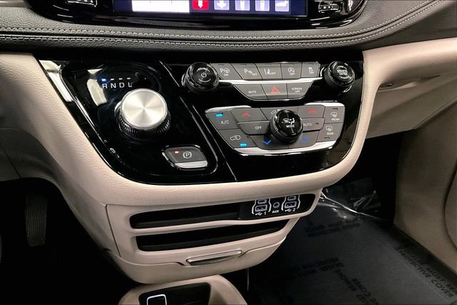 Used 2024 Chrysler Pacifica Touring-L image 29