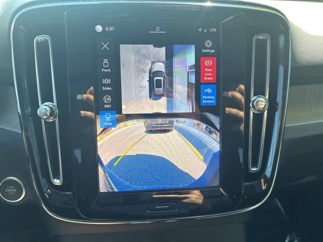 Certified 2025 Volvo XC40 B5 Plus AWD/4WD image 22