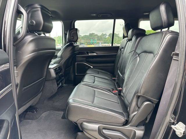 Certified 2024 Jeep Wagoneer Series II w/ Flexible Seating Group RWD image 30
