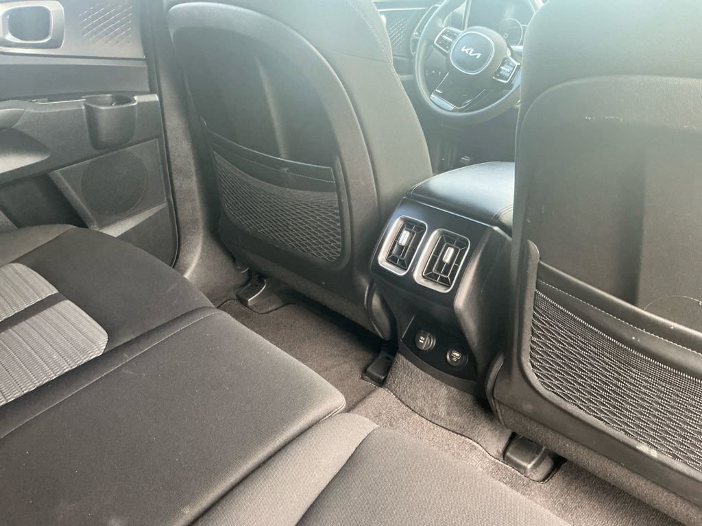 Used 2023 Kia Sorento LX image 21