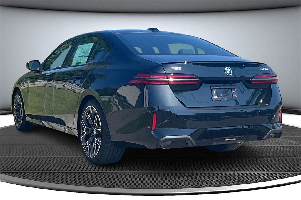New 2026 BMW 550e xDrive image 3