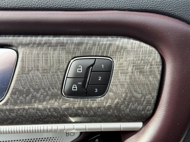 Certified 2025 Ford Explorer Platinum w/ LUX Leather Package image 11