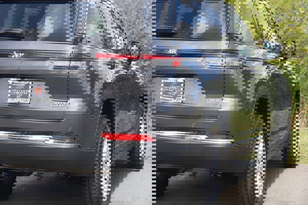 Used 2022 Jeep Grand Cherokee Limited image 59