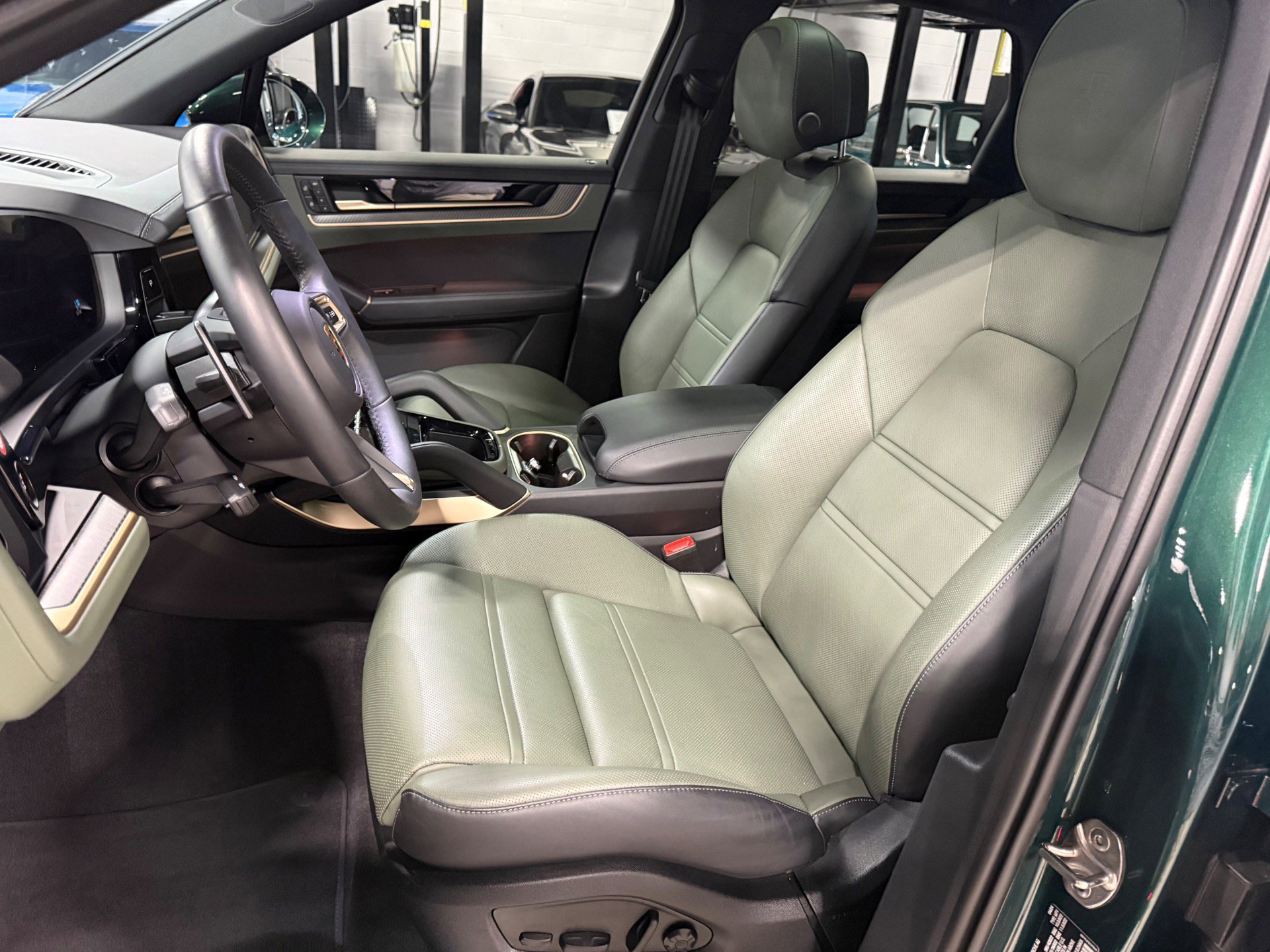 Used 2024 Porsche Cayenne S image 22