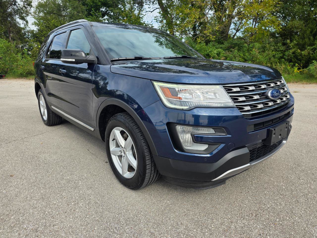 Used 2017 Ford Explorer XLT w/ Equipment Group 202A AWD/4WD image 4
