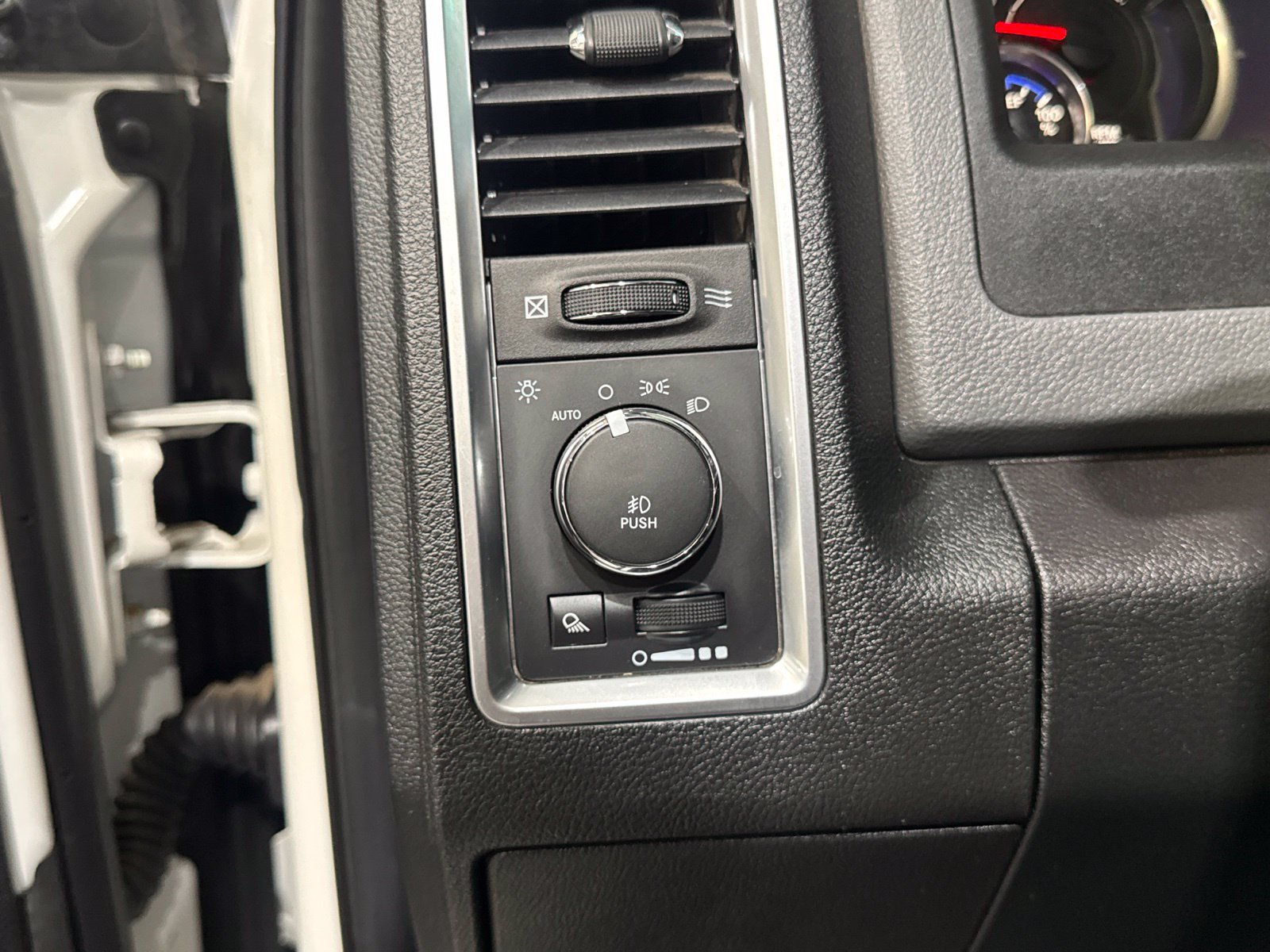 Used 2014 RAM 2500 SLT w/ Luxury Group AWD/4WD image 29