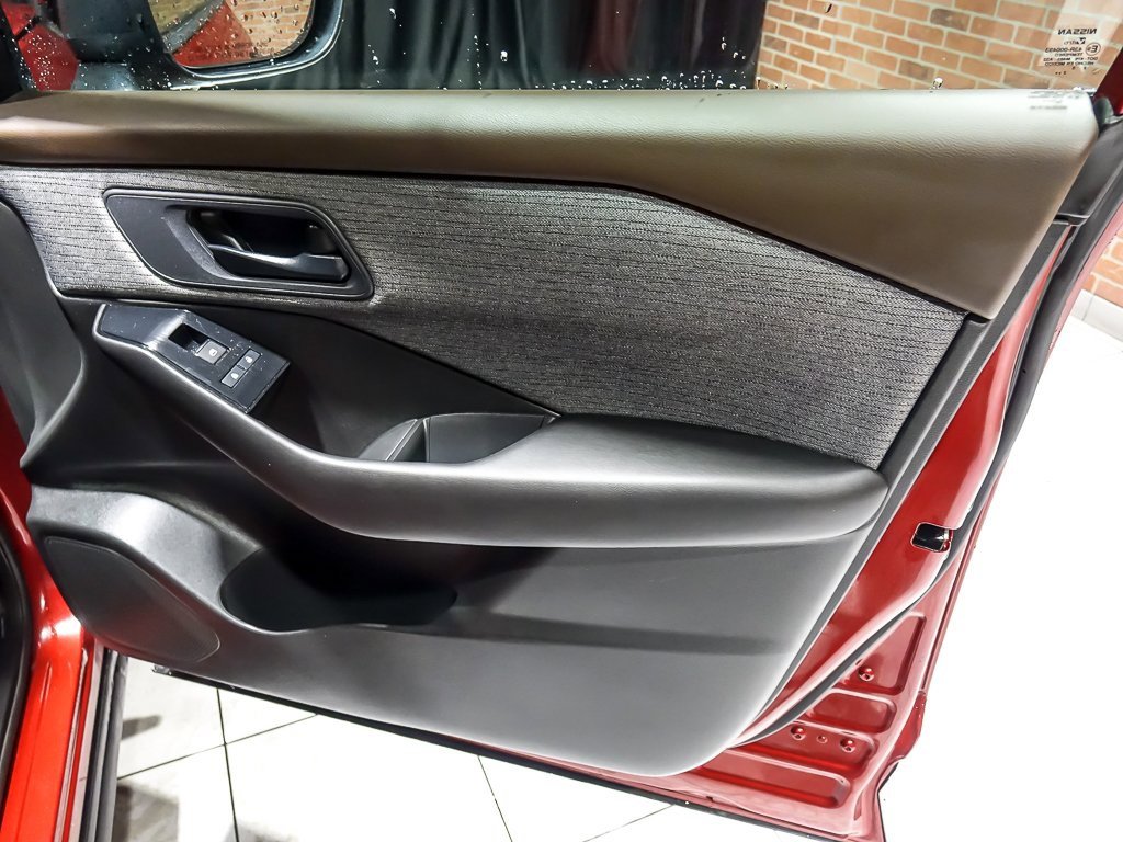 Used 2023 Nissan Rogue S image 29