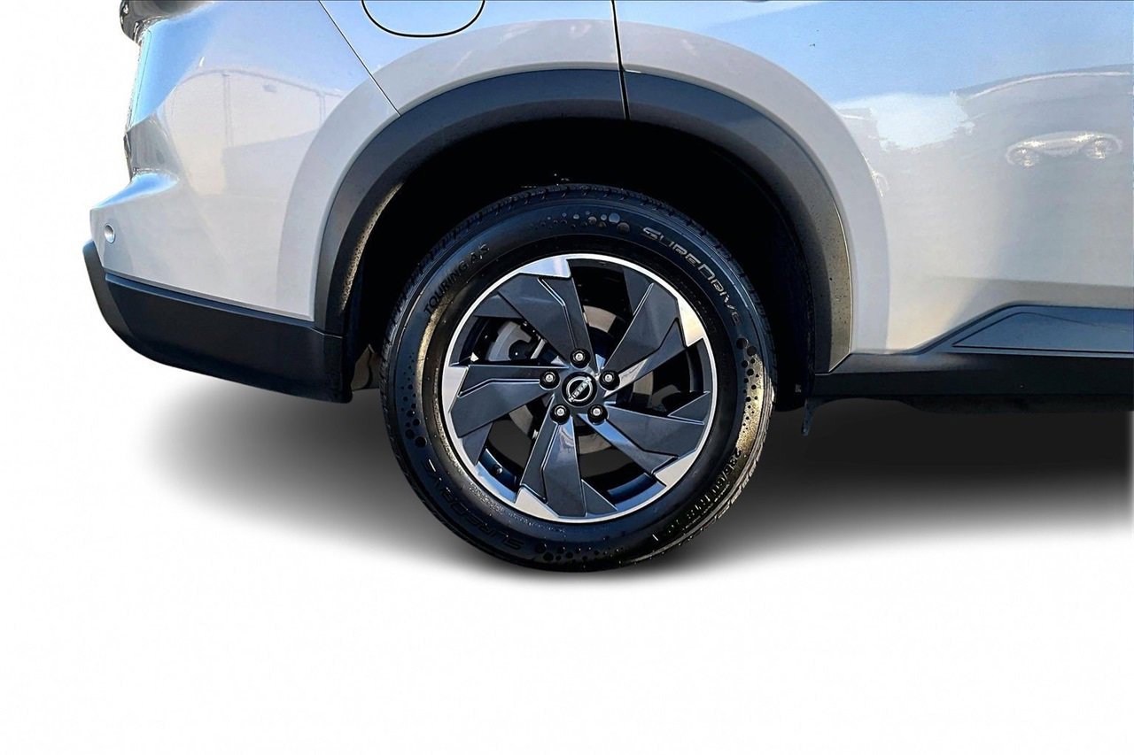 Used 2024 Nissan Rogue SV image 32