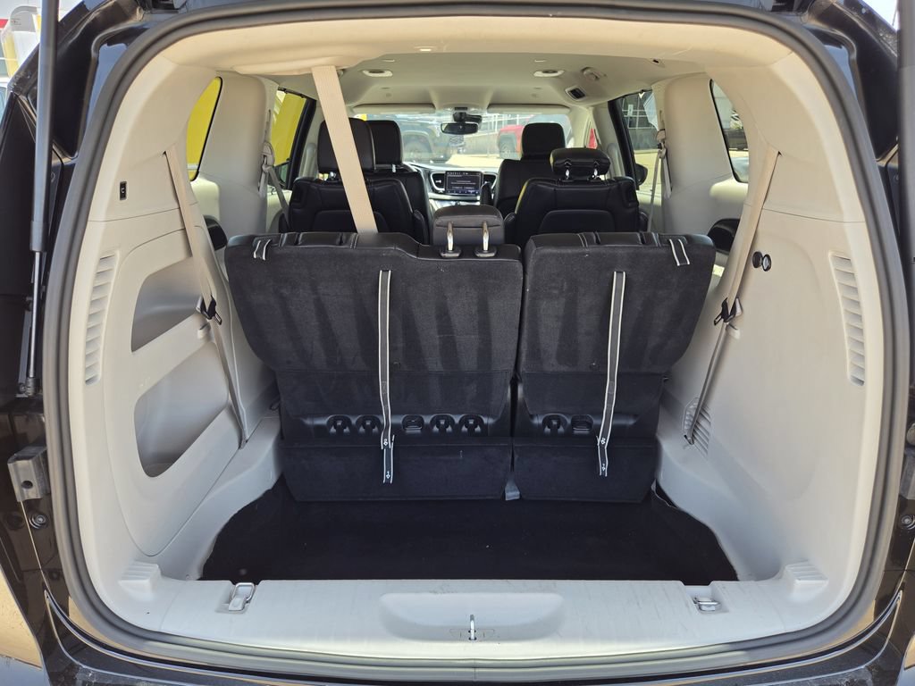 Used 2024 Chrysler Pacifica Touring-L FWD image 29
