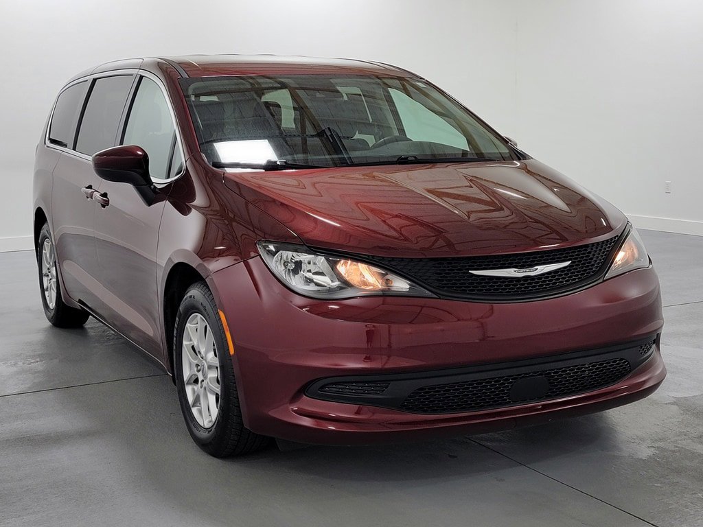Used 2023 Chrysler Voyager LX FWD image 2