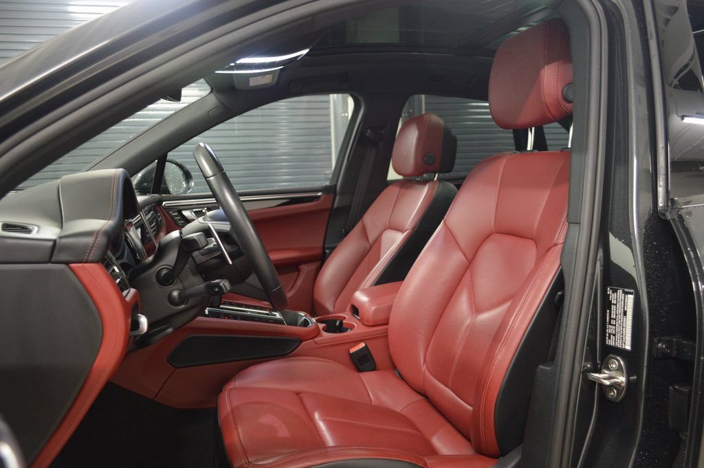 Certified 2025 Porsche Macan AWD/4WD image 5