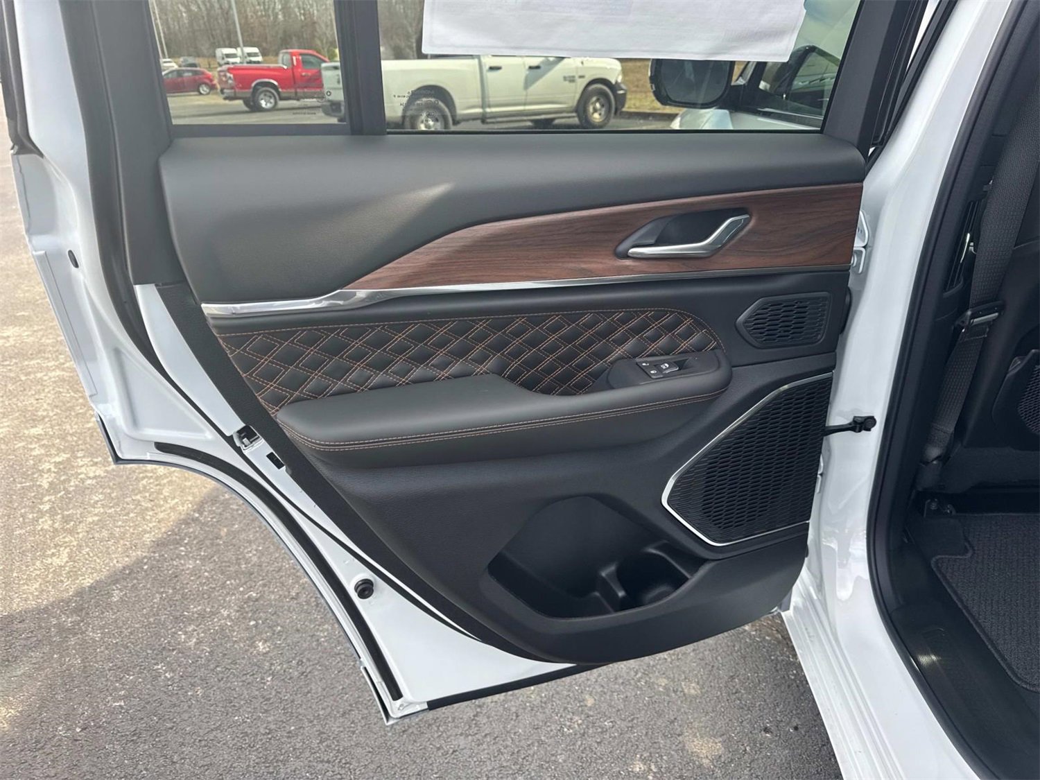 New 2025 Jeep Grand Cherokee Summit image 11