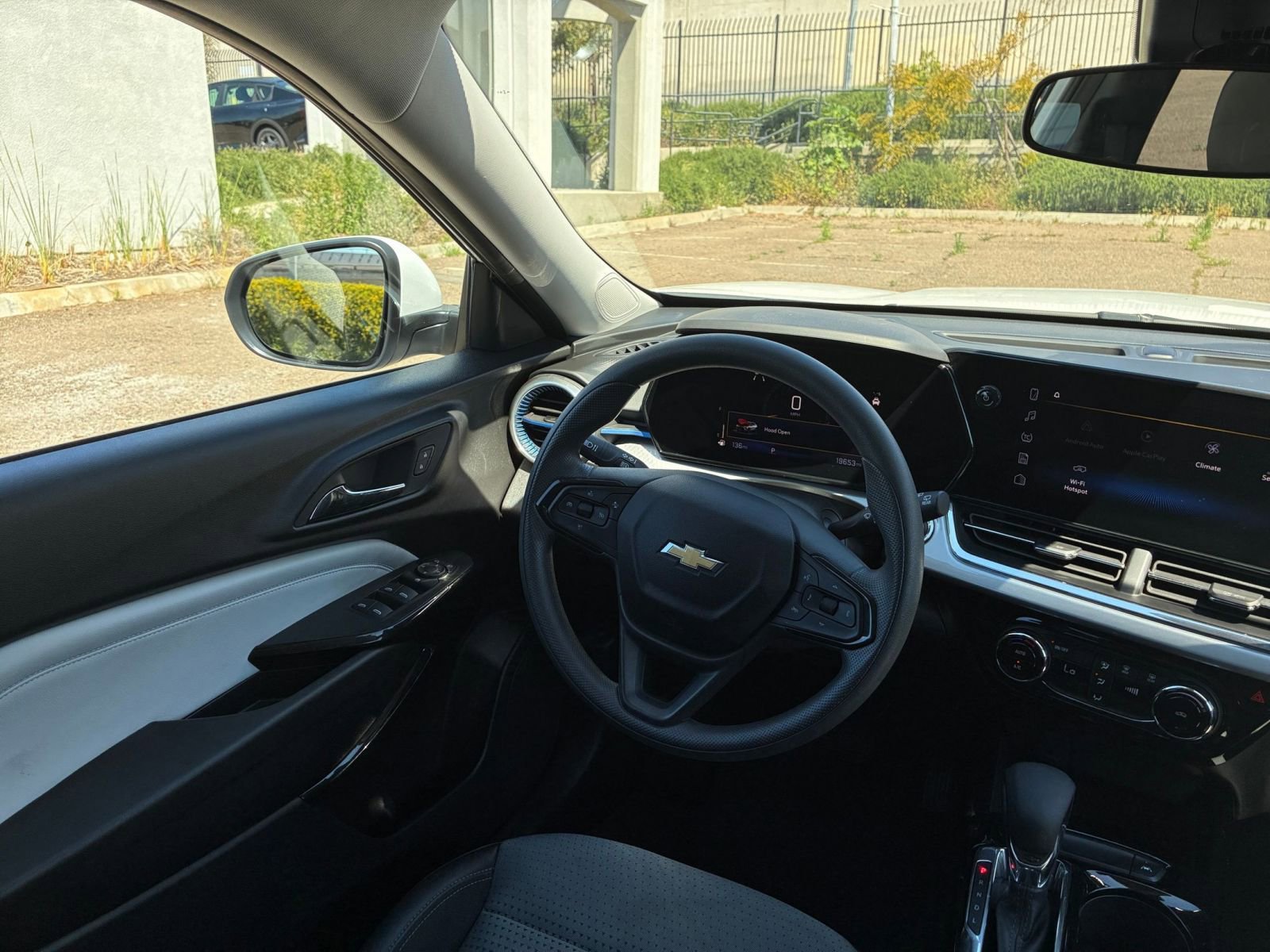 Used 2025 Chevrolet Trax LT FWD image 33