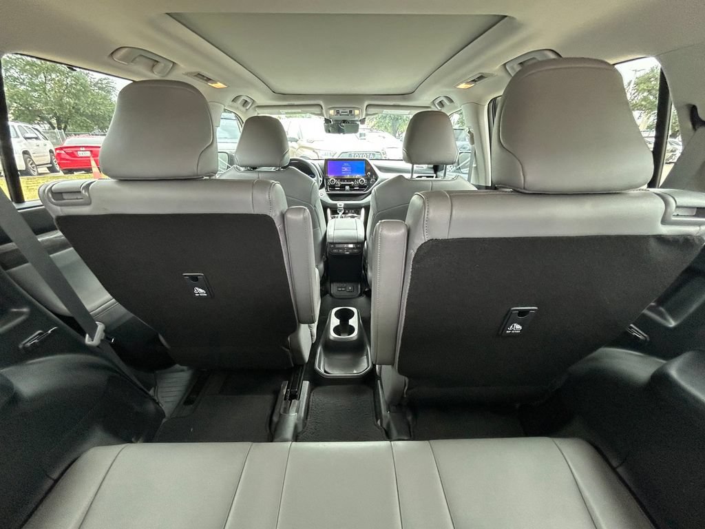 Used 2023 Toyota Highlander Platinum FWD image 16