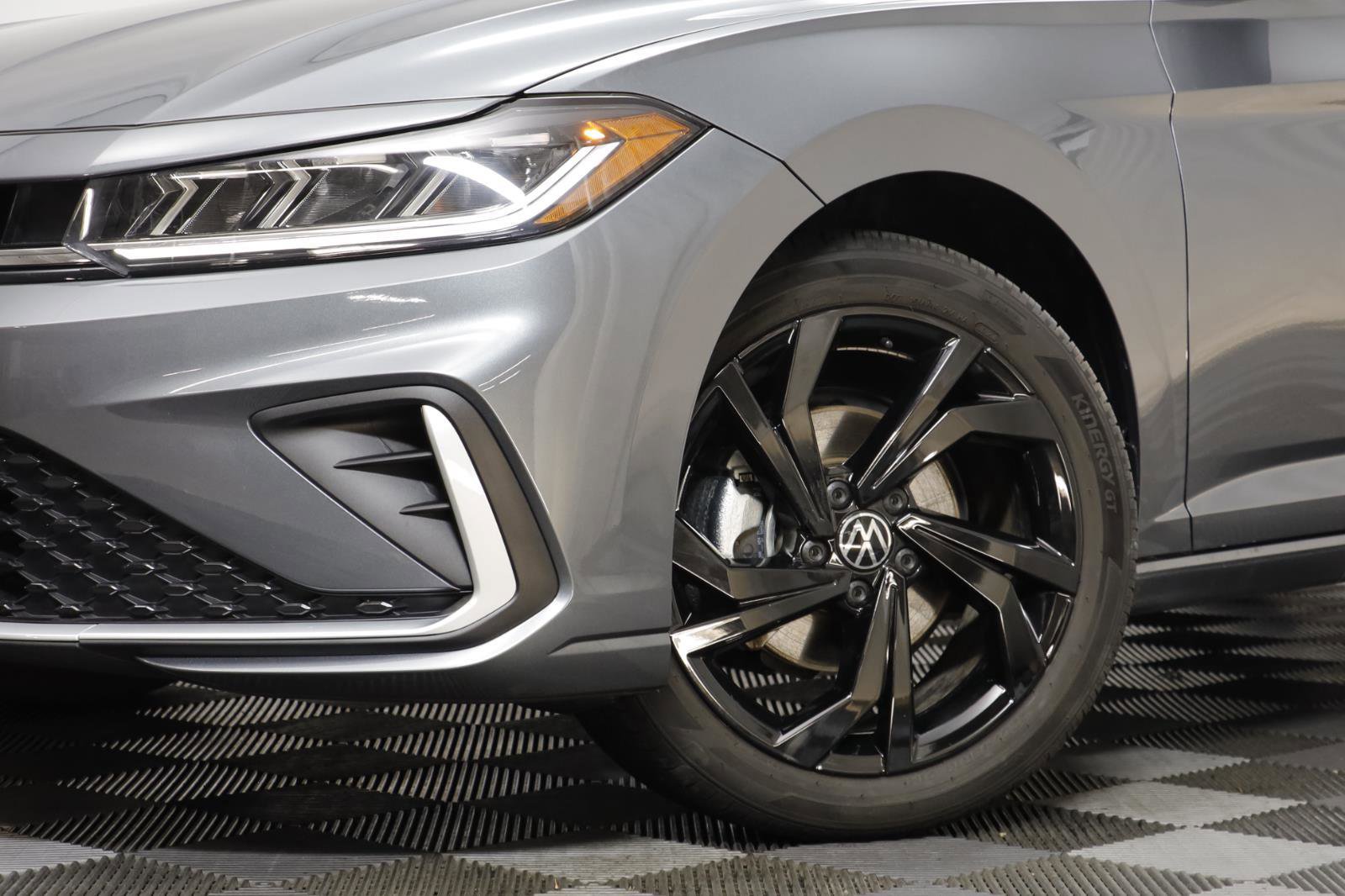 Used 2025 Volkswagen Jetta SE w/ Black Wheel Package image 3