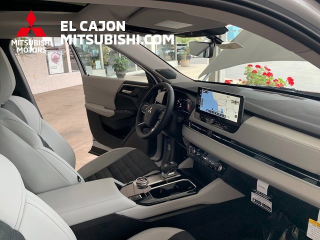 New 2025 Mitsubishi Outlander SE image 29