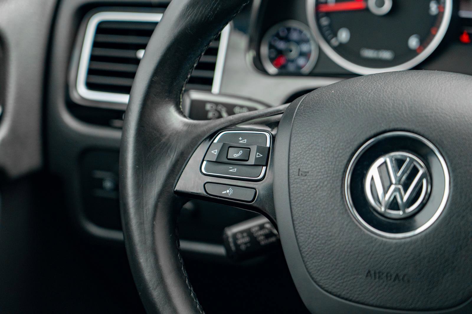 Used 2014 Volkswagen Touareg Sport AWD/4WD image 23