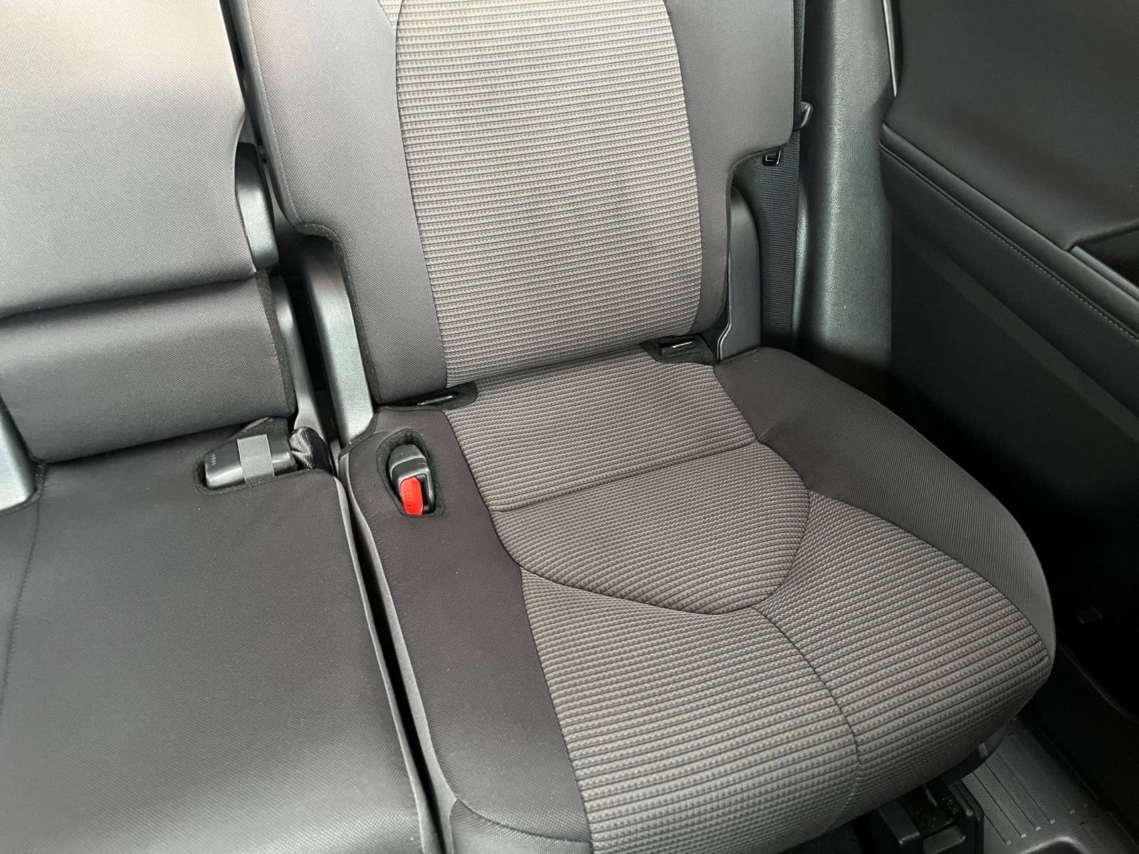 Used 2025 Toyota Highlander LE image 39