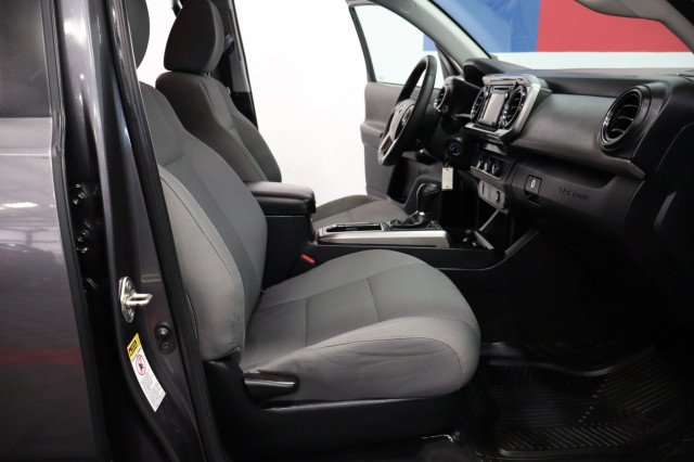 Used 2017 Toyota Tacoma SR5 w/ Tow Package RWD image 8