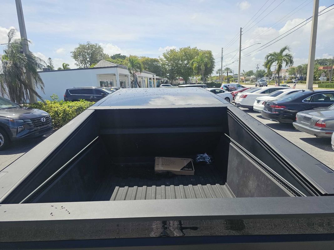 Used 2025 Tesla Cybertruck AWD Crew Cab image 8