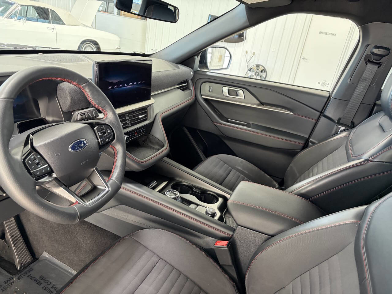 Used 2025 Ford Explorer ST-Line w/ ST-Line Street Pack image 9