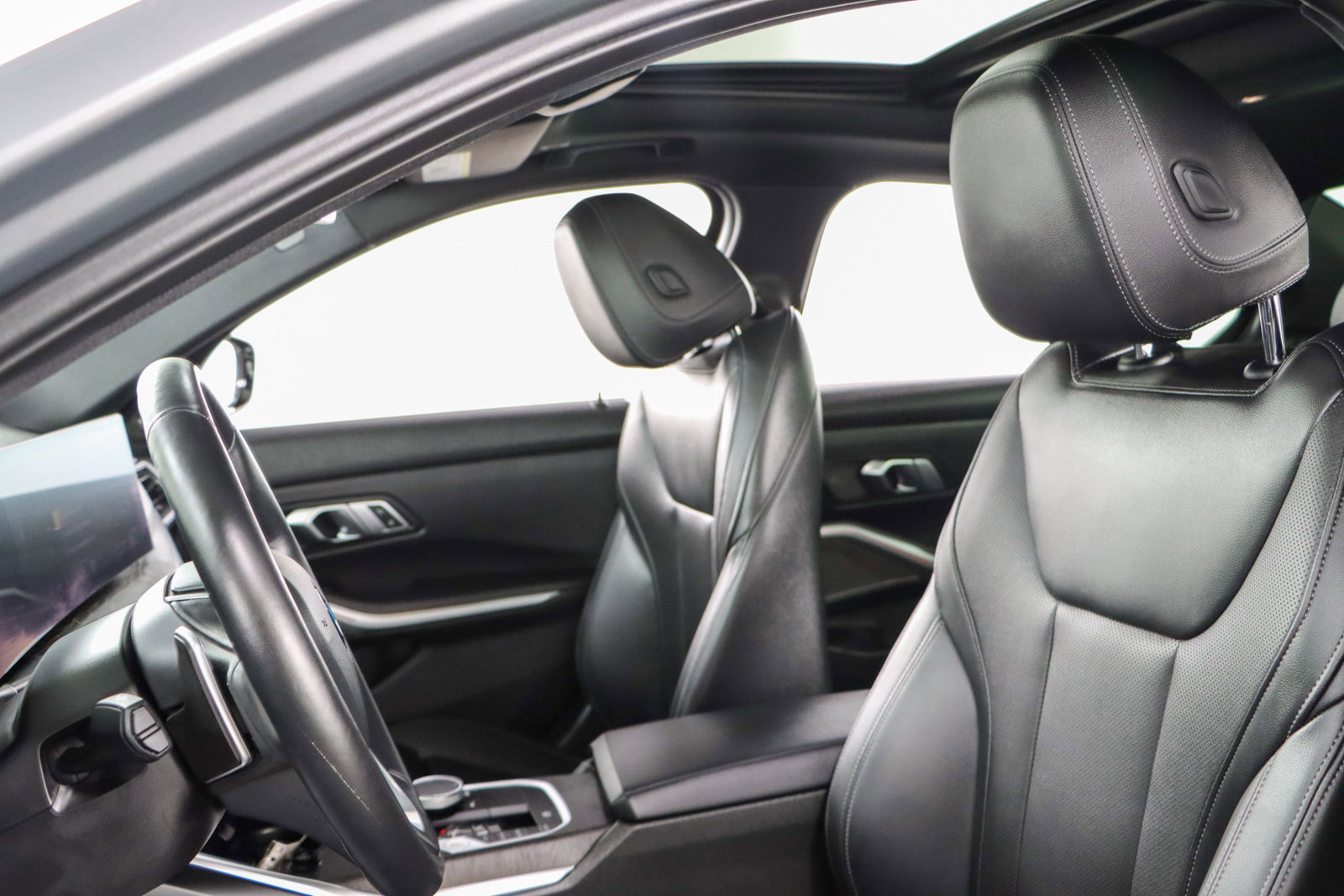 Used 2023 BMW 330i Sedan w/ Premium Package image 24