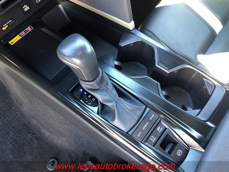 Used 2025 Toyota Camry SE w/ Convenience Package FWD image 15