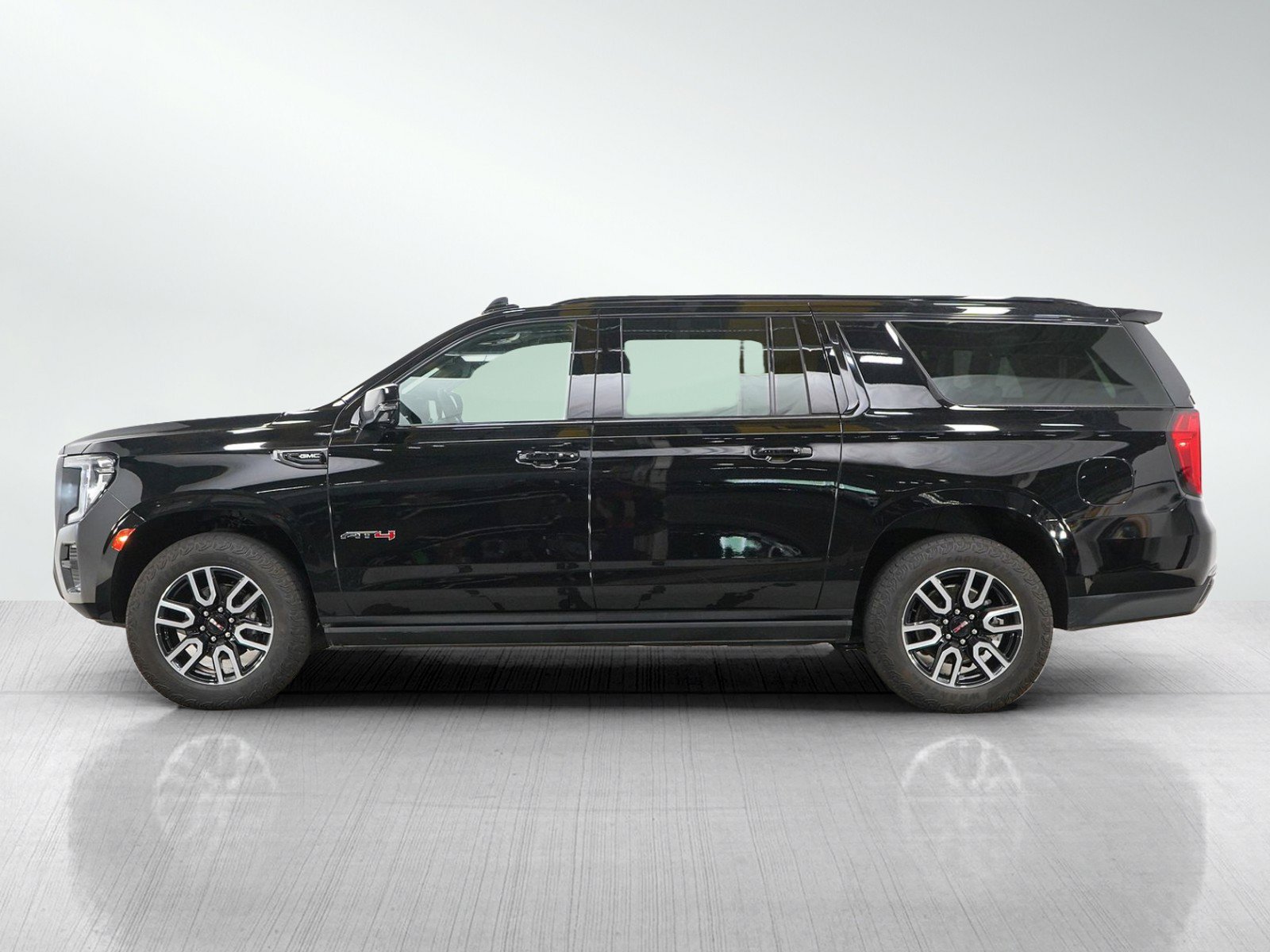 Used 2024 GMC Yukon XL AT4 w/ AT4 Premium Package AWD/4WD image 4