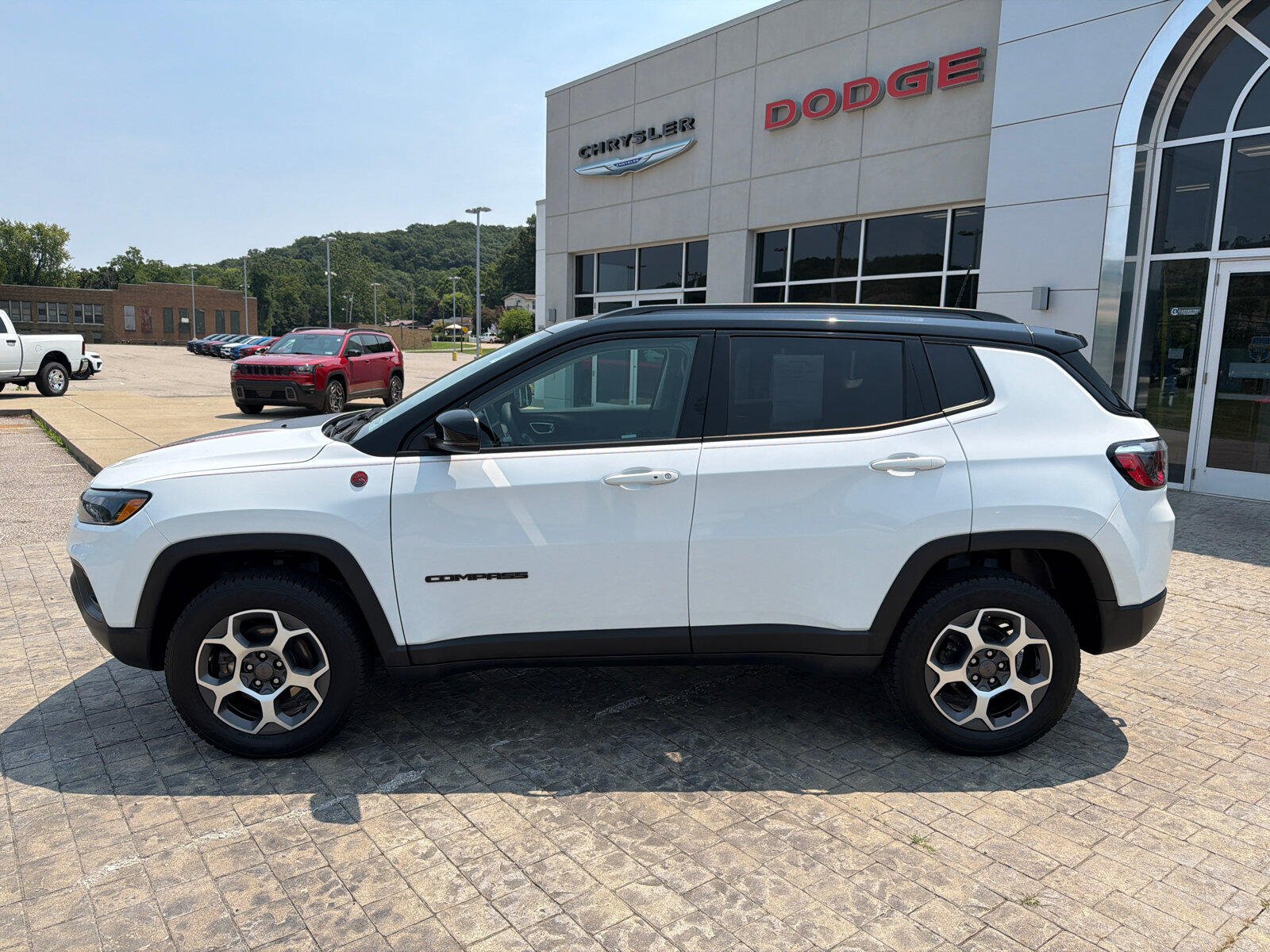 Used 2022 Jeep Compass Trailhawk w/ Sun and Sound Group AWD/4WD image 5