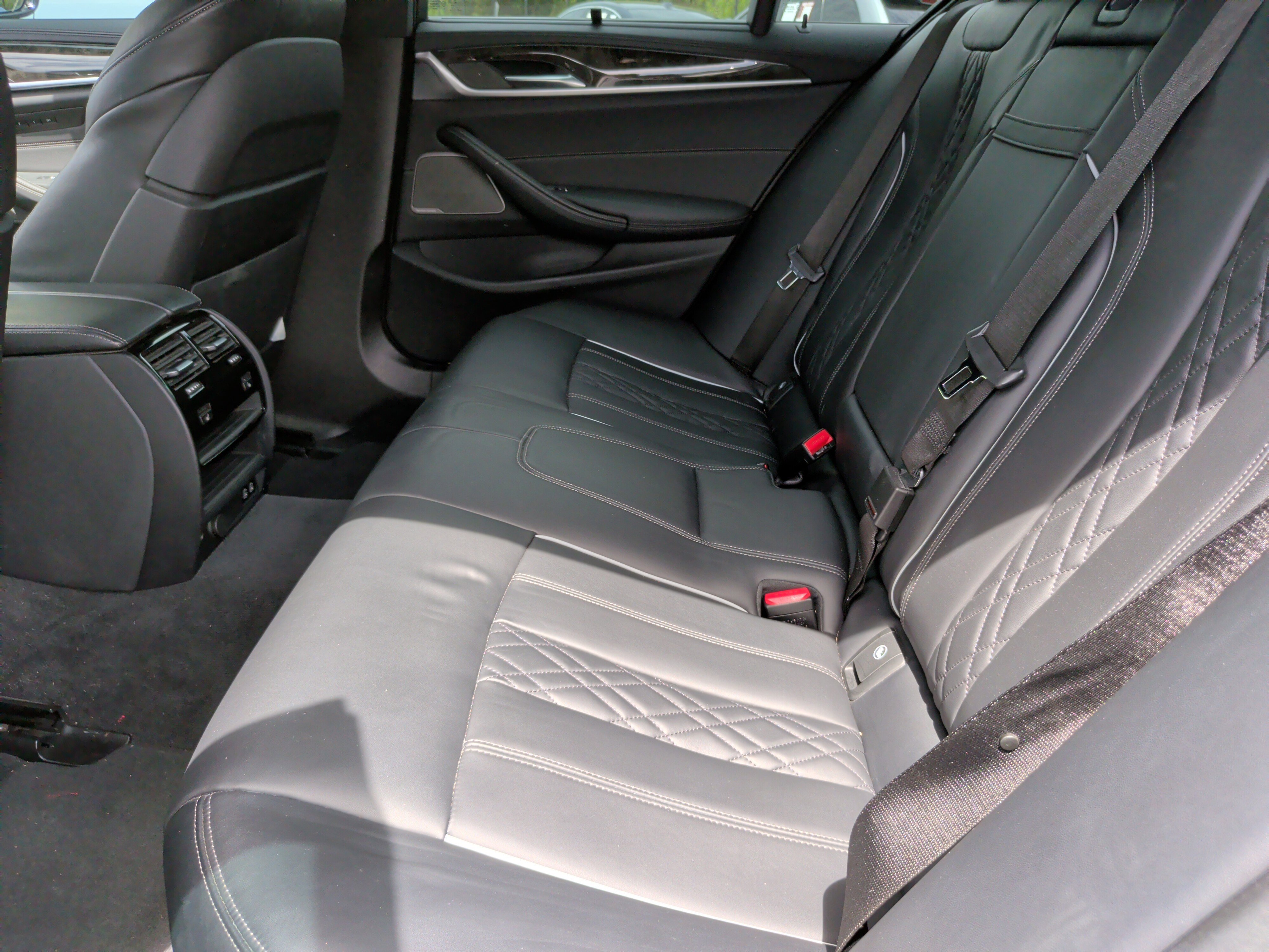 Used 2022 BMW M550i xDrive w/ Dynamic Handling Package image 36