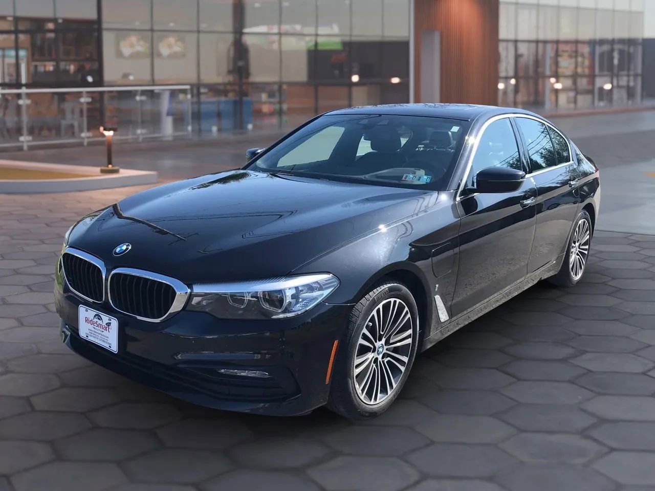 Used 2018 BMW 530e xDrive w/ Premium Package 2 AWD/4WD image 6