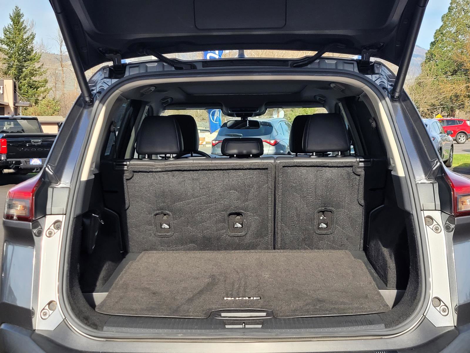 Used 2022 Nissan Rogue SV w/ SV Premium Package image 17