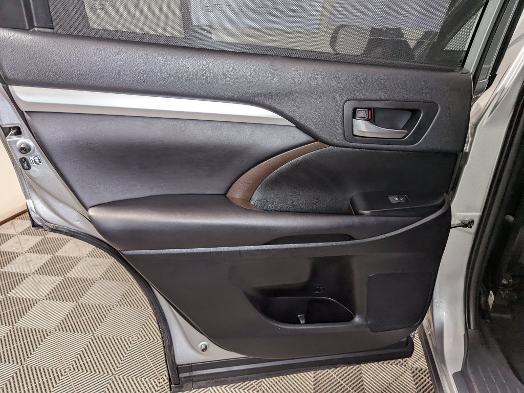 Used 2019 Toyota Highlander XLE AWD/4WD image 43