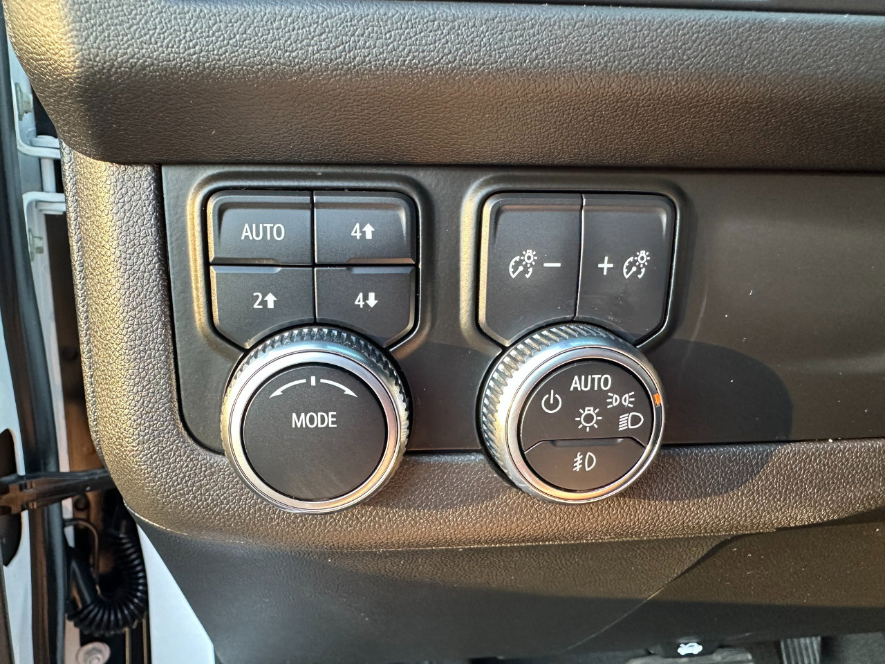 Used 2022 GMC Yukon XL AT4 image 44