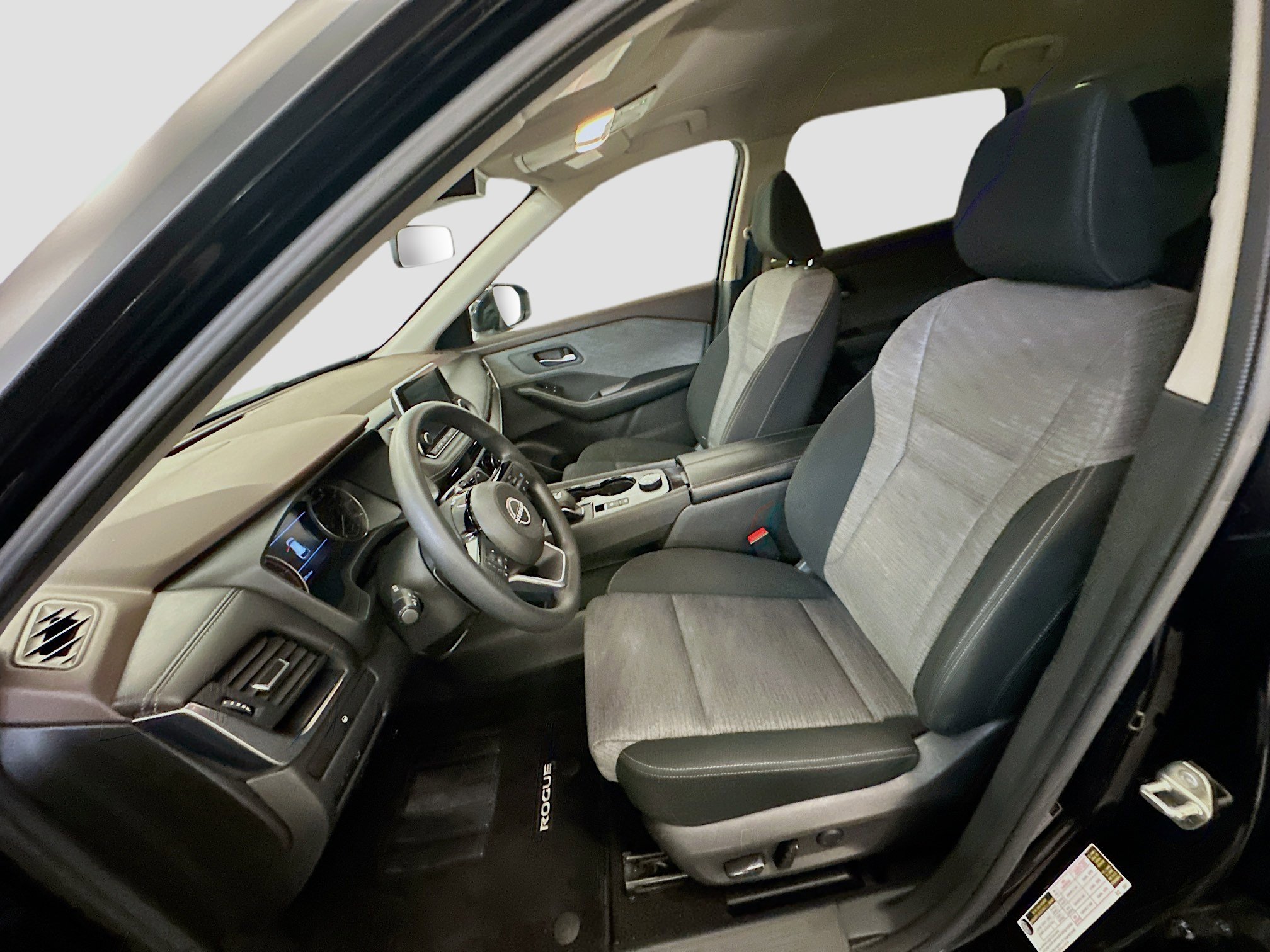 Used 2023 Nissan Rogue SV image 13