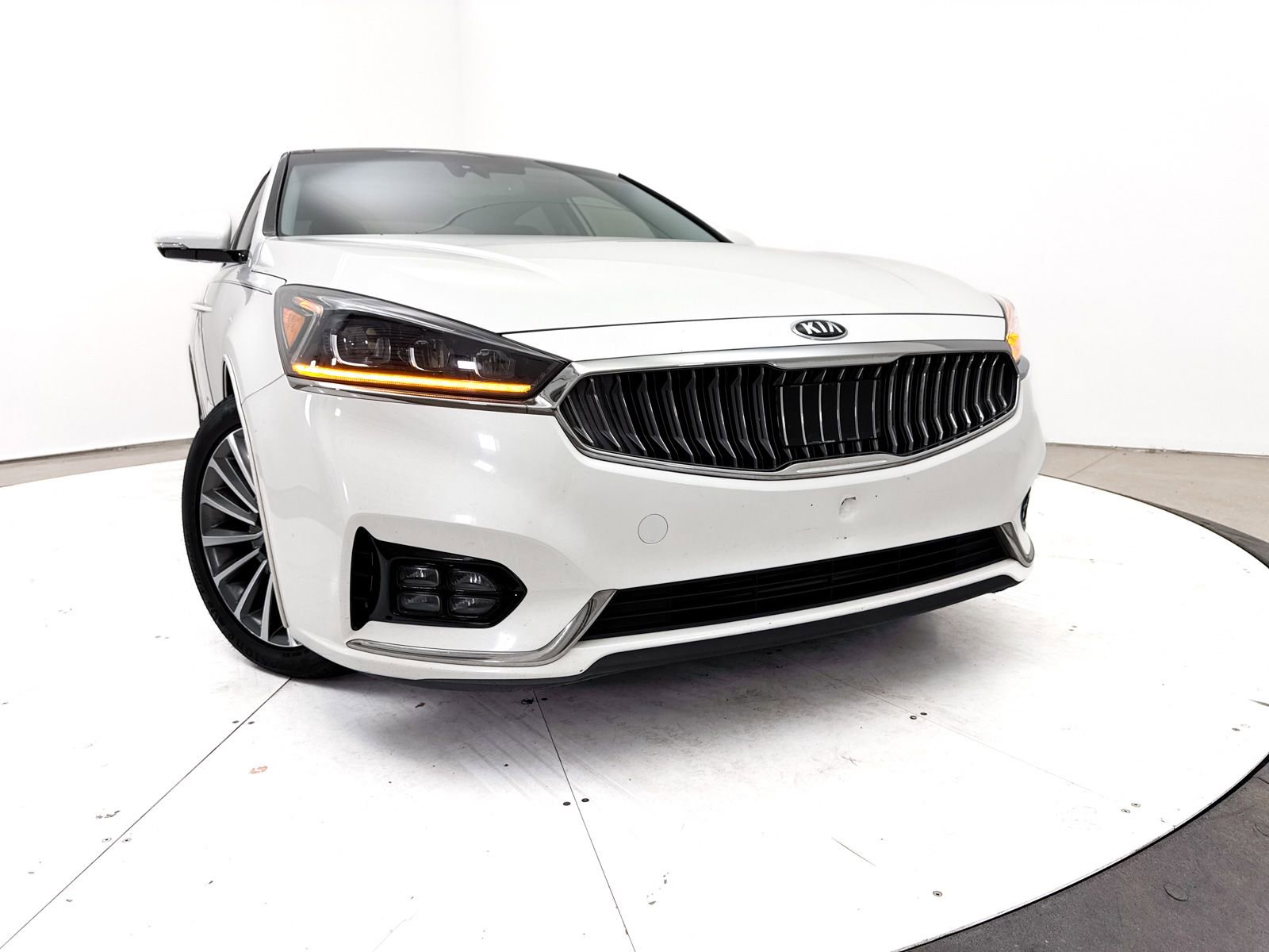 Used 2017 Kia Cadenza Technology FWD image 7