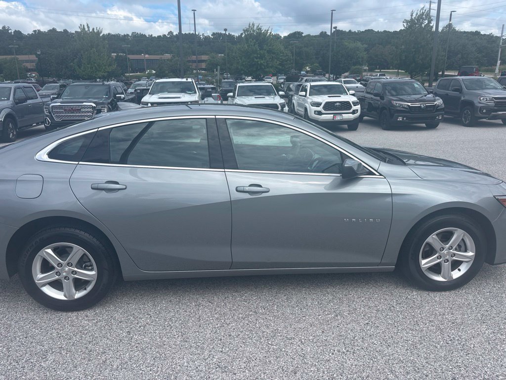 Used 2024 Chevrolet Malibu LT FWD image 2