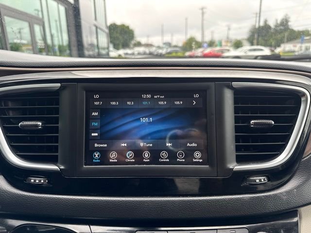 Used 2019 Chrysler Pacifica Touring-L FWD image 18