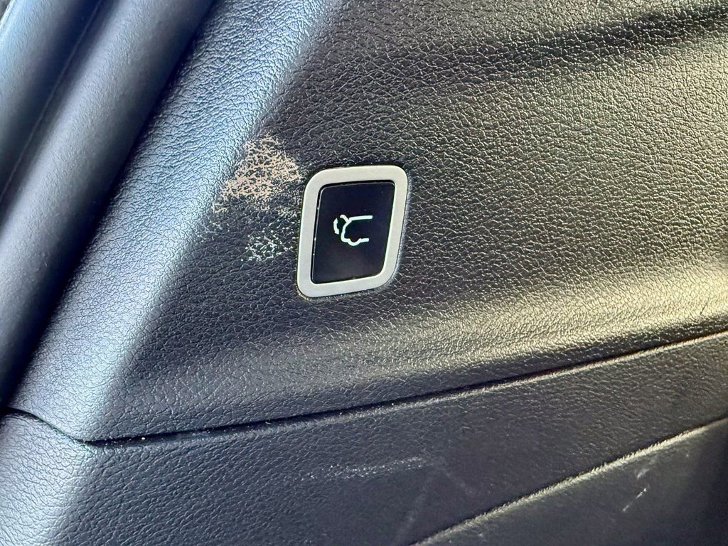 Used 2025 Chrysler Pacifica Limited image 16