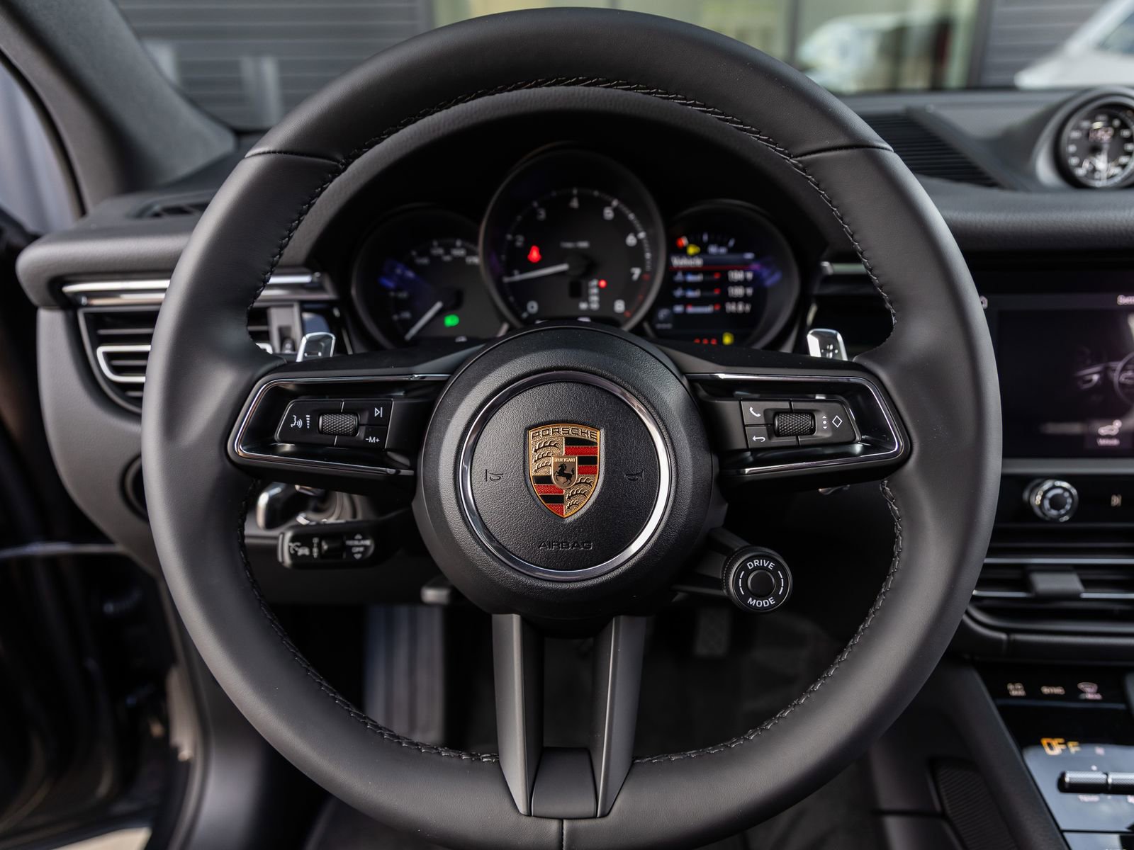 Certified 2026 Porsche Macan AWD/4WD image 31