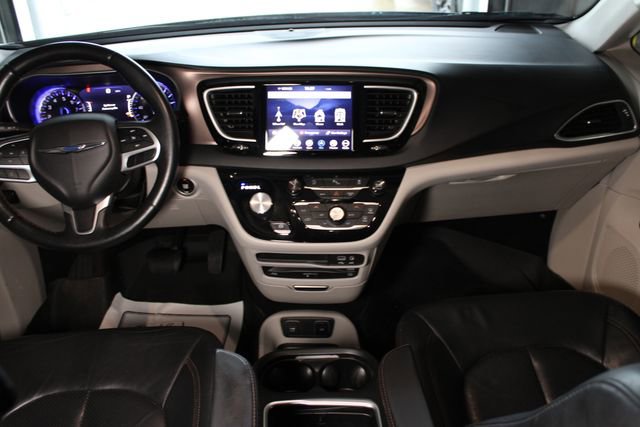 Used 2018 Chrysler Pacifica Touring-L Plus w/ Tire & Wheel Group FWD image 26