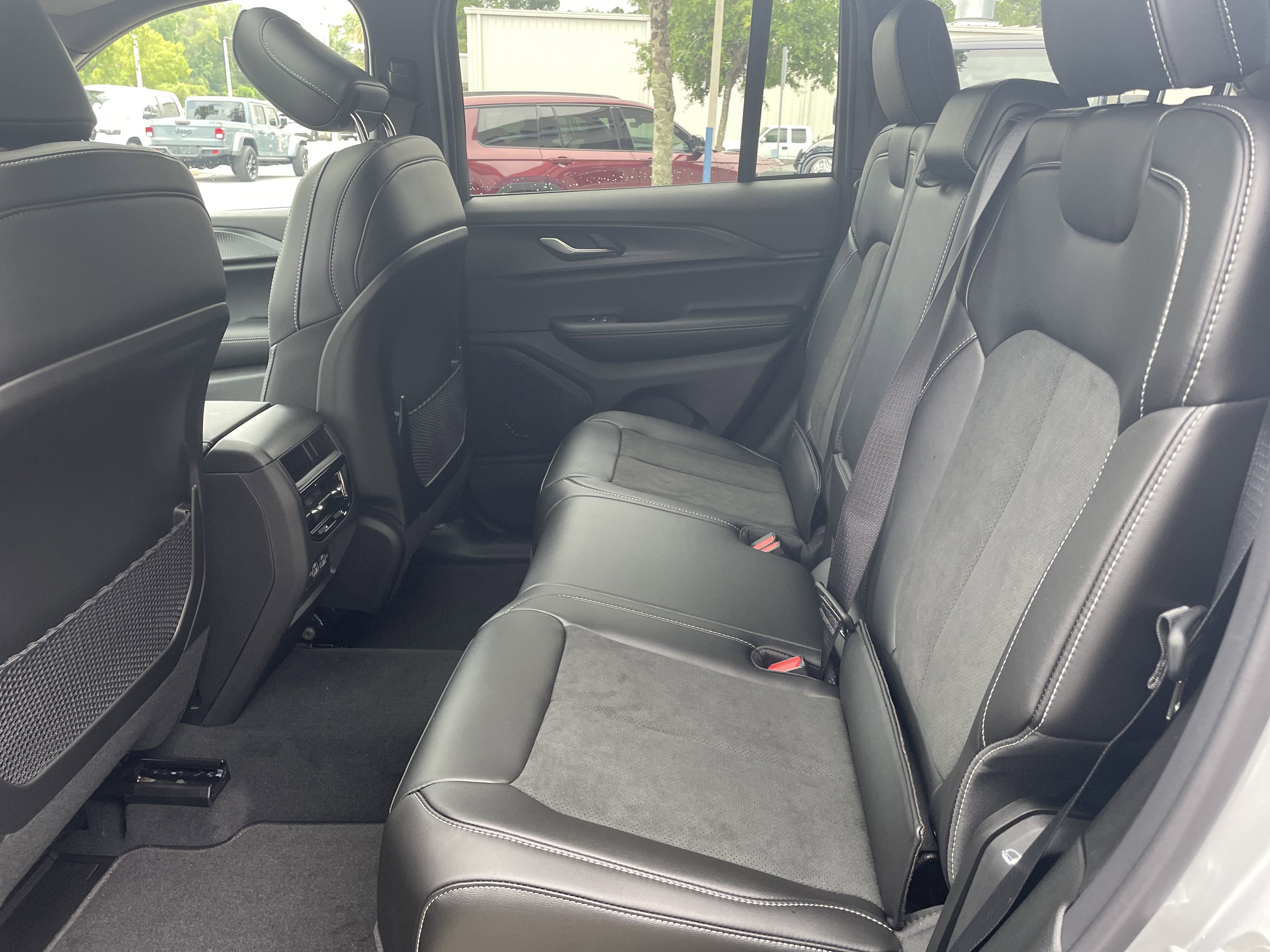 New 2025 Jeep Grand Cherokee Altitude image 34