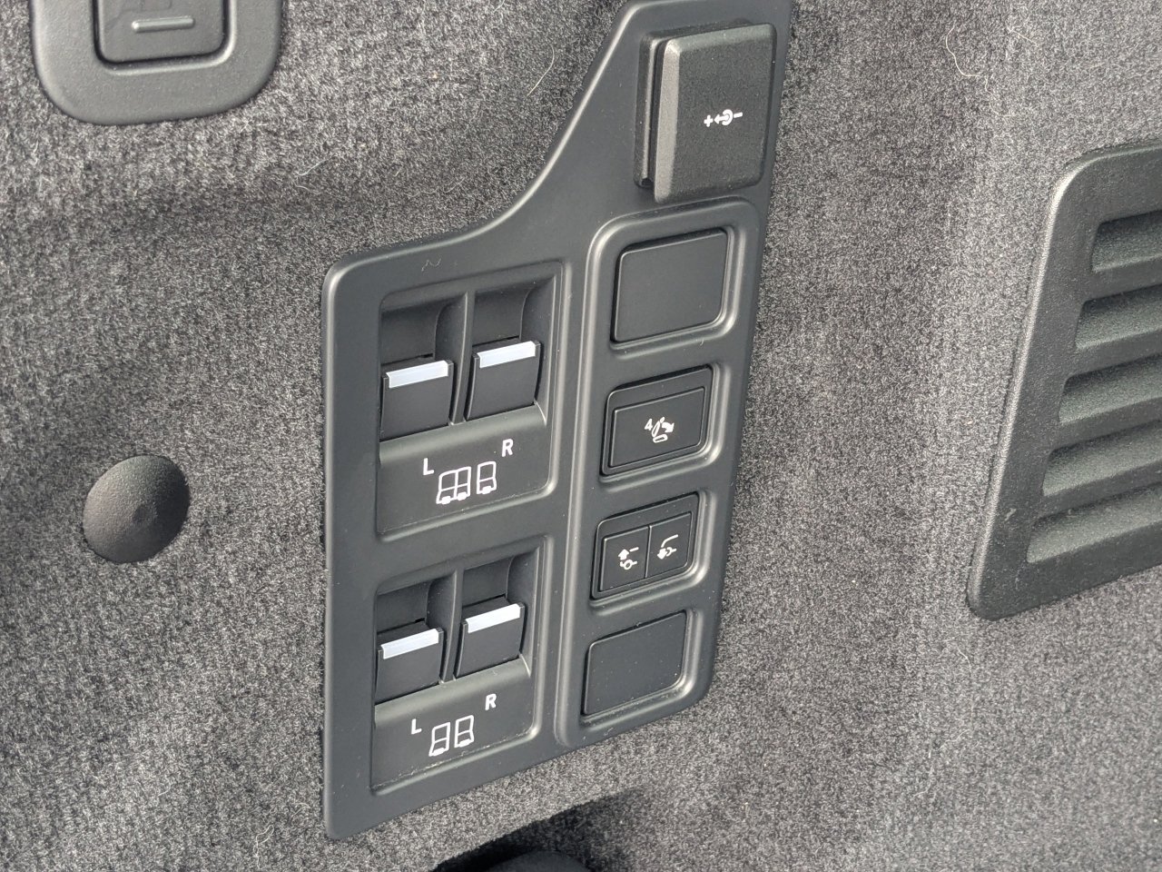Used 2023 Land Rover Discovery S R-Dynamic AWD/4WD image 15