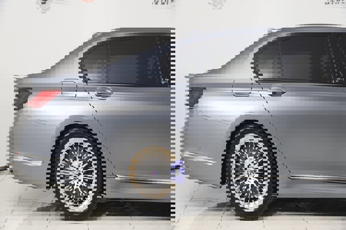 Used 2022 BMW ALPINA B7 xDrive w/ Luxury Rear Seating Package image 84