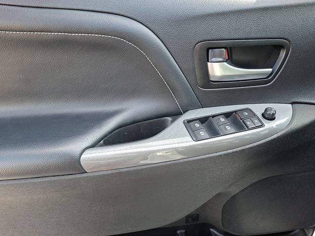 Used 2016 Toyota Sienna SE w/ SE Preferred Package FWD image 12