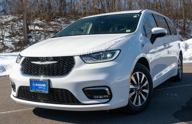 Used 2023 Chrysler Pacifica Touring-L w/ Uconnect Theater Family Group